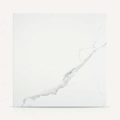 Azulejo porcelánico blanco con vetas grises que imitan mármol, modelo Pune.