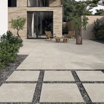 Patio exterior con suelo porcelánico imitación piedra Zarci natural antidesliz