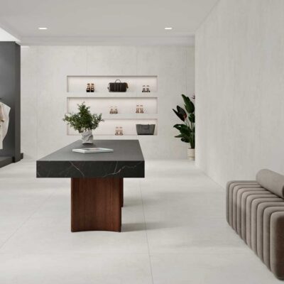 Suelo y paredes de porcelánico Balance White en un elegante espacio comercial.