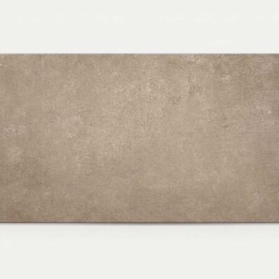 Azulejo porcelánico rectangular con textura de cemento en color mocca sobre fondo