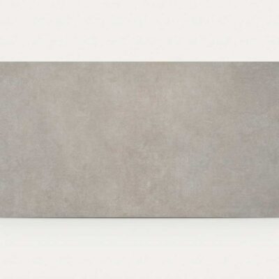 Este suelo porcelánico gris rectangular tiene una textura que imita el cemento.