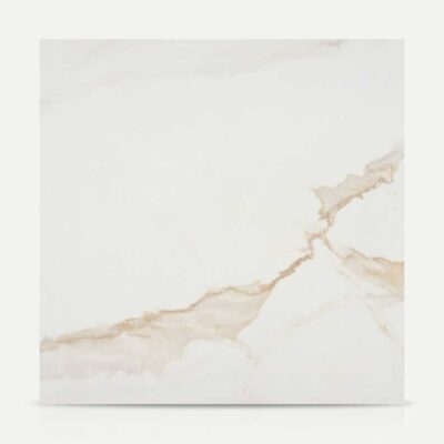 Azulejo porcelánico de imitación mármol con fondo blanco y vetas doradas.