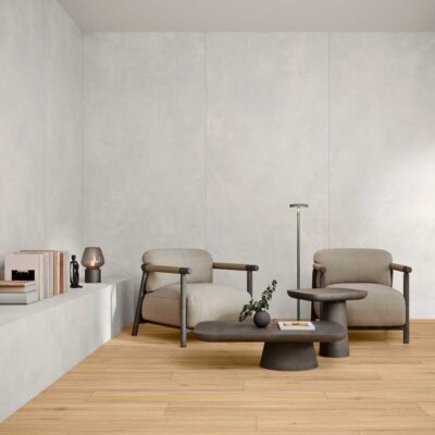 Salón moderno con paredes de azulejo porcelánico Balance White y suelo de porcelánico imitación madera.