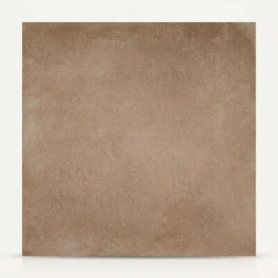 Baldosa porcelánica efecto cemento Lecco Mocca de color marrón sobre fondo blanco.