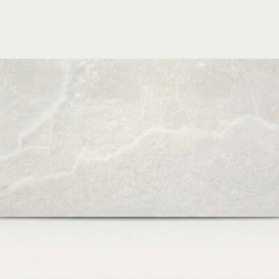 Baldosa cerámica Bodo White efecto mármol. Es un porcelánico de color blanco con vetas.