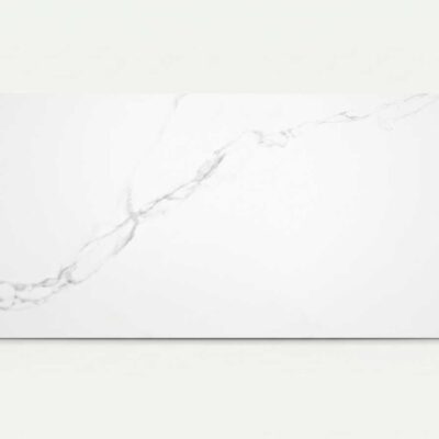 Baldosa porcelánica blanca con vetas grises de mármol.