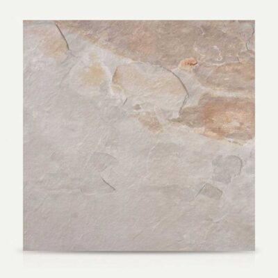 Baldosa cerámica efecto piedra Castleford gris con textura rugosa y tonos tierra. Ideal como suelo porcelánico.