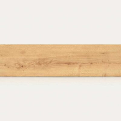 Baldosa rectangular de imitación madera tono miel con vetas y nudos.