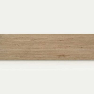 Baldosa cerámica rectangular Vielha Antic. Es un porcelanico imitacion madera de tono claro.