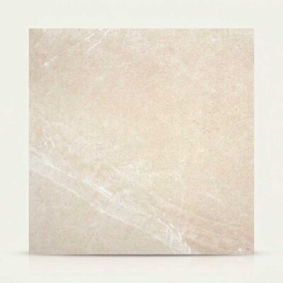 Baldosa porcelánica cuadrada beige con vetas claras que imitan mármol.