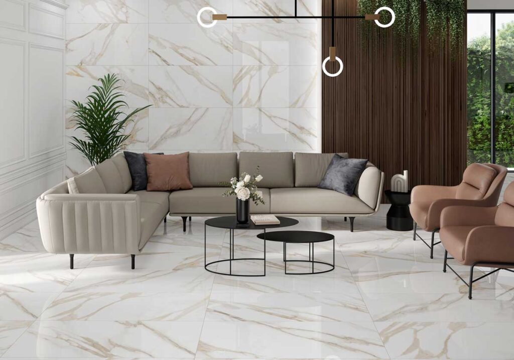 Salón moderno con suelo porcelánico imitación mármol blanco y vetas doradas.
