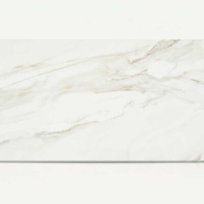 Baldosa porcelánica rectangular blanca con vetas doradas sobre fondo blanco.