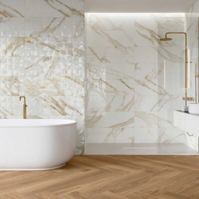 Suelo porcelánico imitación madera Nuuk Natural en baño moderno con bañera y ducha