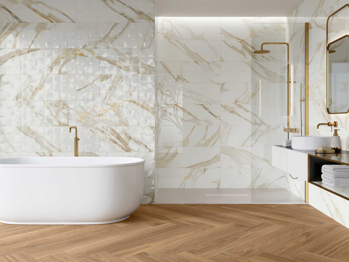 Suelo porcelánico imitación madera Nuuk Natural en baño moderno con bañera y ducha
