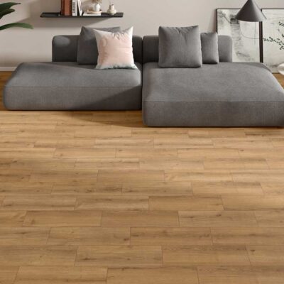 El suelo de esta sala de estar está cubierto con porcelánico imitación madera Concorde Natural.