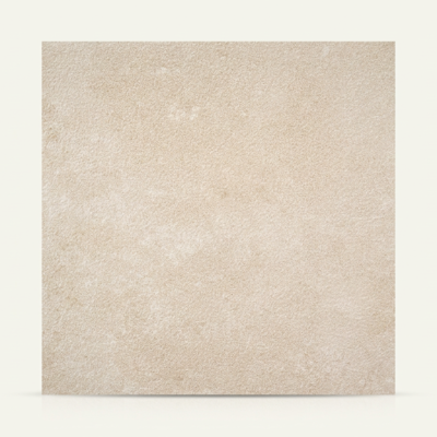 Muestra de suelo porcelánico en tono arena con acabado mate y textura rugosa.