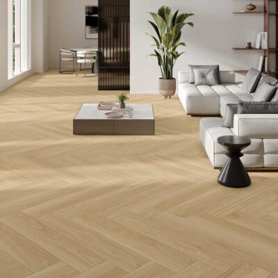Salón moderno con suelo de gres porcelánico imitación madera Nuuk Roble en espiga.