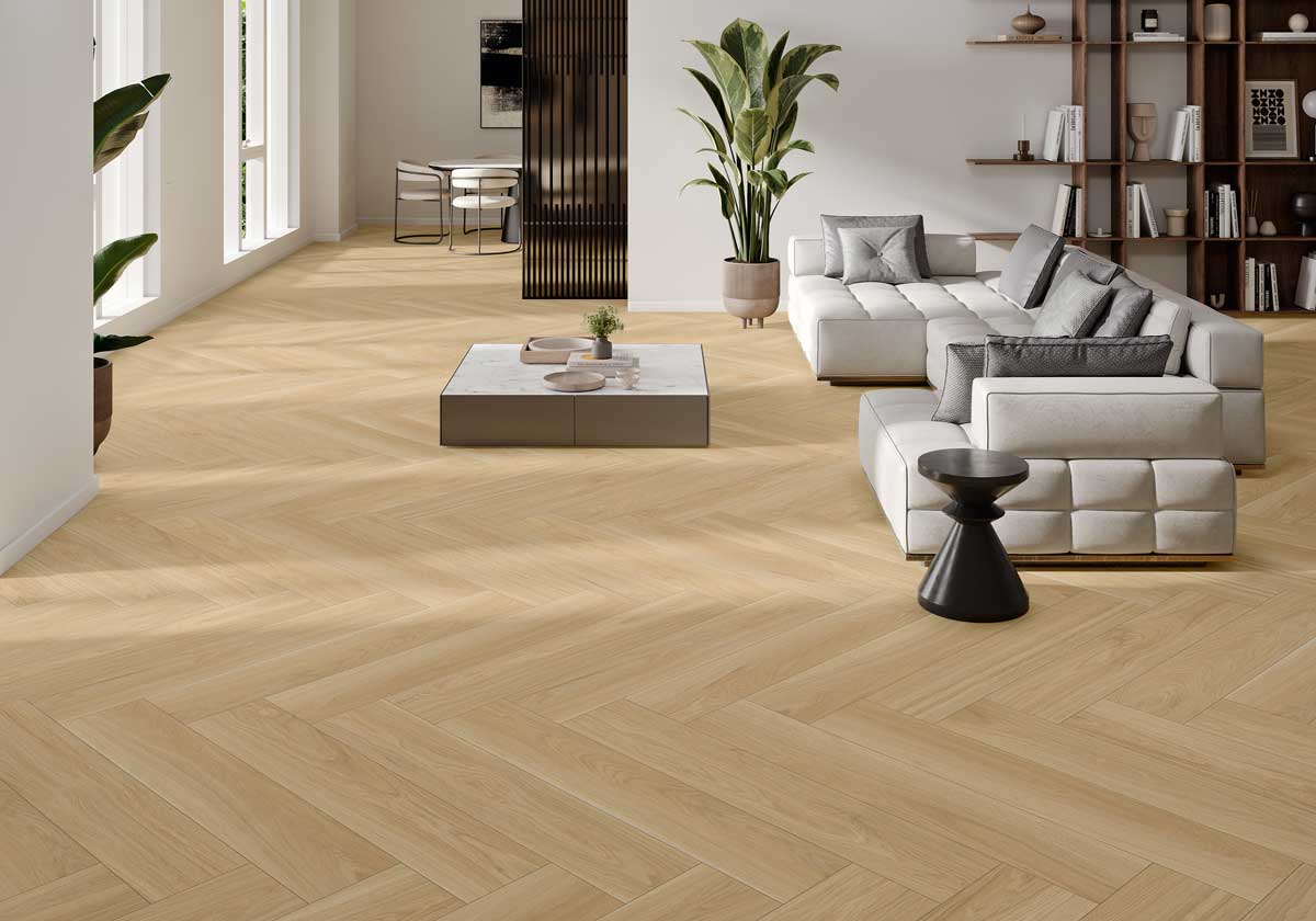 Salón moderno con suelo de gres porcelánico imitación madera Nuuk Roble en espiga.