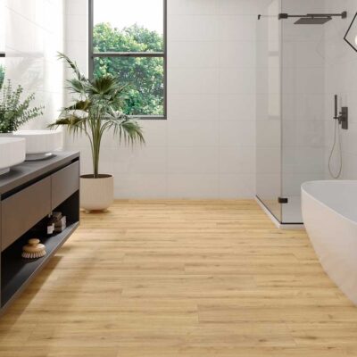 Suelo porcelanico imitacion madera en baño moderno con bañera