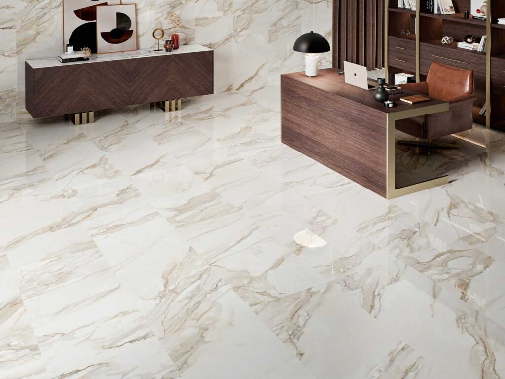 Oficina moderna con suelo y paredes de porcelánico efecto mármol Golden Hill brillante.