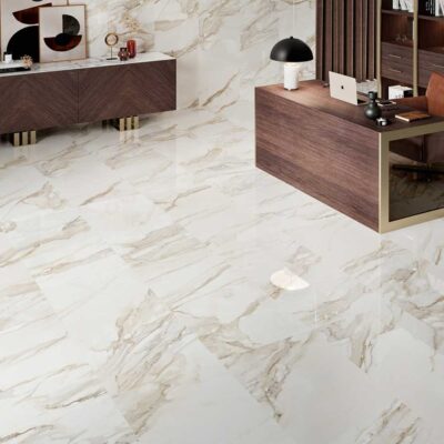 Oficina moderna con suelo y paredes de porcelánico efecto mármol Golden Hill brillante.