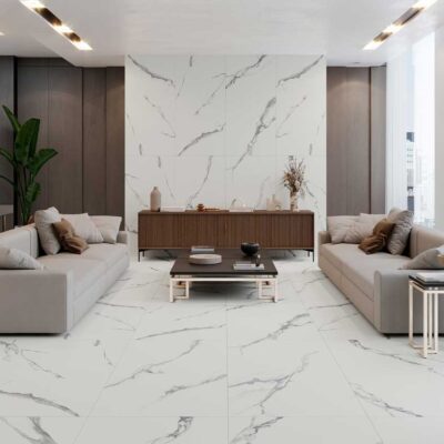 Suelo y pared de porcelánico efecto mármol Pune White satinado en un salón moderno.