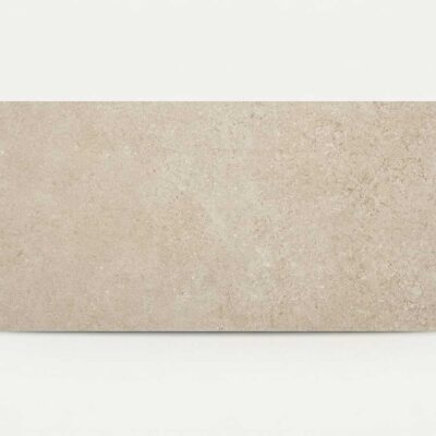 Este porcelánico beige rectangular presenta una textura que imita la piedra.