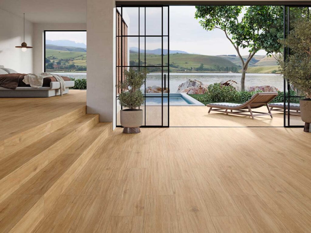 Suelo porcelanico imitando madera en un dormitorio y terraza con piscina y vistas al lago.
