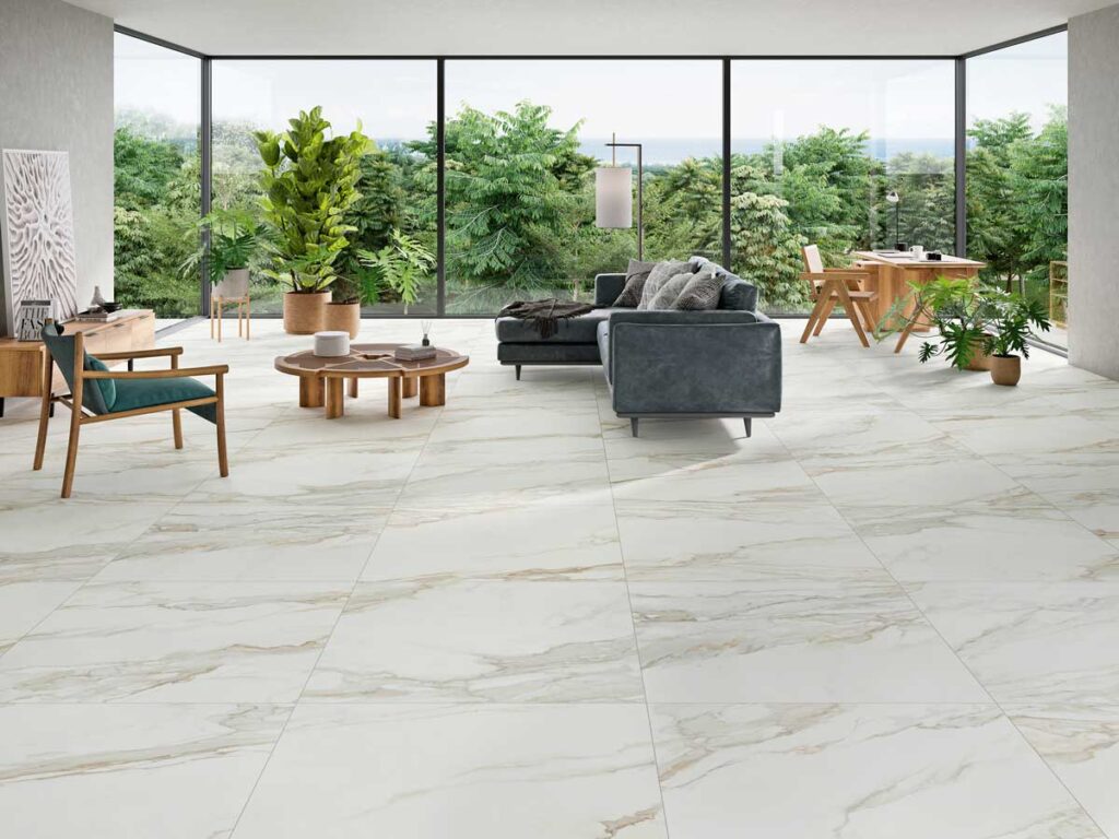 Amplia sala con suelo porcelánico imitación mármol Golden Hill de vetas doradas.