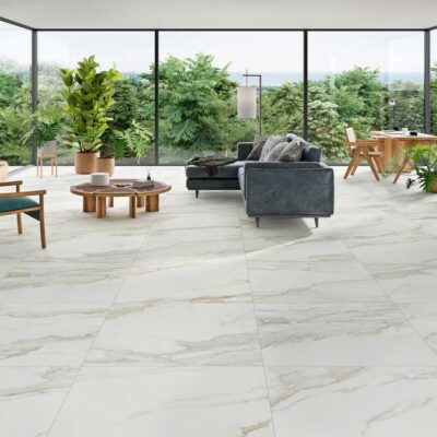 Amplia sala con suelo porcelánico imitación mármol Golden Hill de vetas doradas.