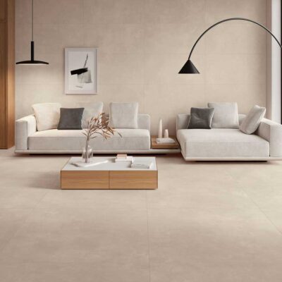 Salón moderno con suelo porcelánico beige y paredes a juego. Sofás claros y mesa de centro de madera.