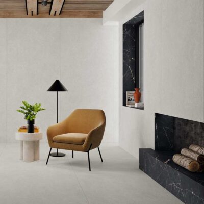 Salón moderno con suelo porcelánico gris Lomma Grey y paredes a juego.
