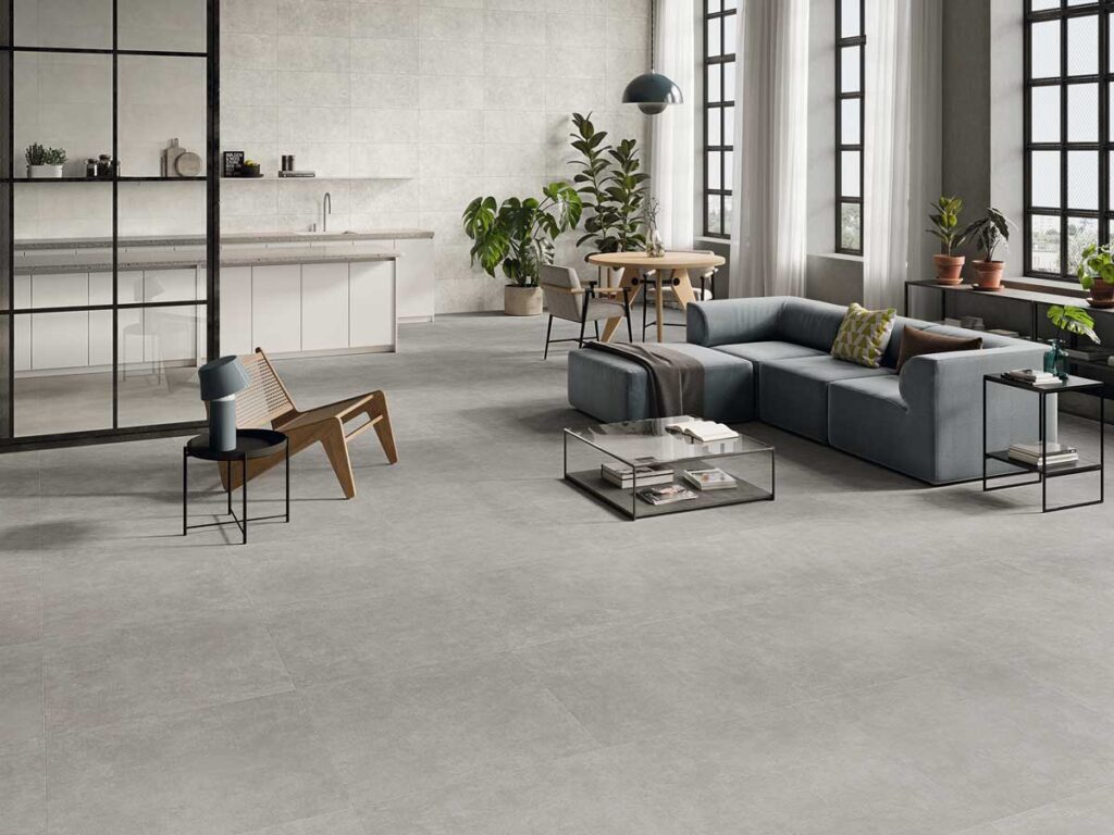 Suelo porcelánico gris imitación cemento Vanguard Grey en un salón moderno.