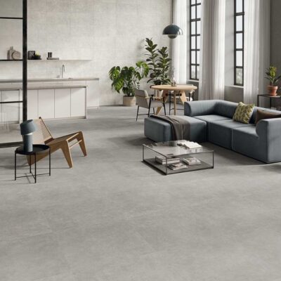 Suelo porcelánico gris imitación cemento Vanguard Grey en un salón moderno.