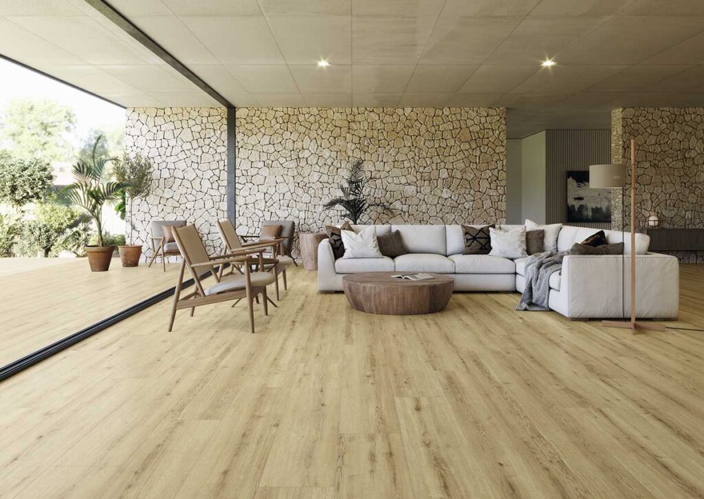 Suelo porcelánico imitación madera Concorde Miel en un salón moderno con sofá blanco.