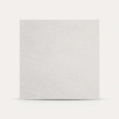 Un azulejo porcelánico blanco con textura de cemento sobre fondo neutro.