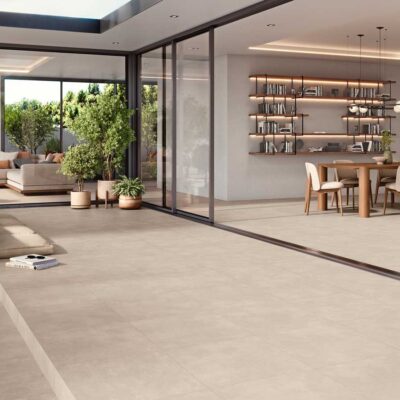 Amplio salón moderno con suelo porcelánico color crema. Conecta interior y exterior.