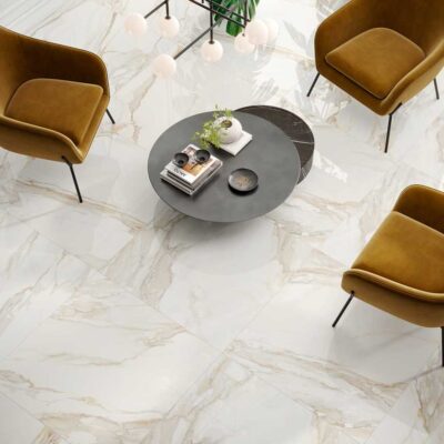 Suelo porcelánico brillante imitación mármol Golden Hill en una elegante sala de estar.