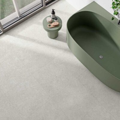 Baño moderno con suelo porcelánico gris claro antideslizante y bañera