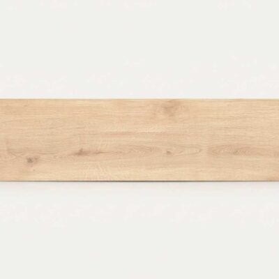 Una baldosa de porcelanico imitacion madera Concorde Haya con vetas y nudos claros.