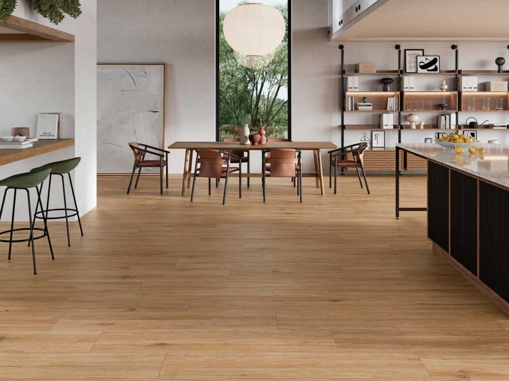 Salón comedor moderno con suelo porcelánico imitación madera Vielha Antic de tono cálido.