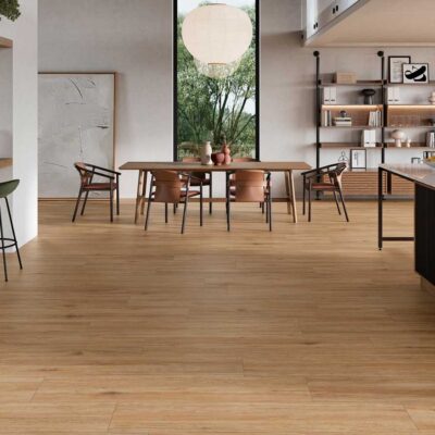 Salón comedor moderno con suelo porcelánico imitación madera Vielha Antic de tono cálido.
