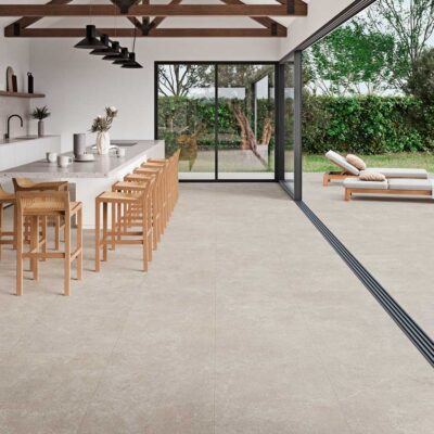 Cocina y patio modernos con suelo porcelánico imitación piedra Zarci Natural antideslizante.