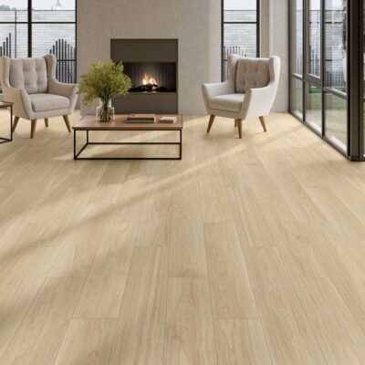 Suelo porcelanico imitacion madera Nuuk Haya en un salón luminoso con chimenea y jardín.