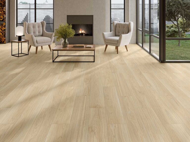 Suelo porcelanico imitacion madera Nuuk Haya en un salón luminoso con chimenea y jardín.