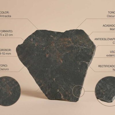 Pieza irregular de gres porcelánico en tonos antracita oscuro con acabado mate y superficie texturizada. Formato 15×22 cm, grosor 9-10 mm, con propiedades antideslizante C3 y apto para uso exterior.