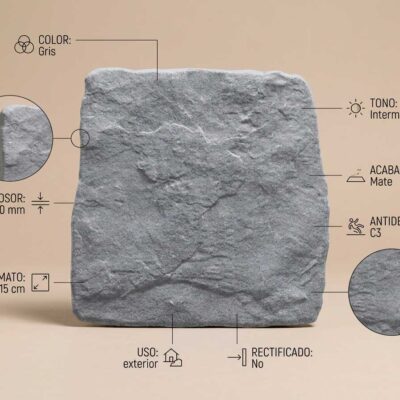 Pieza cuadrada de gres porcelánico en tonalidad gris con textura mate rugosa que imita piedra natural. Formato 15x15 cm, grosor 9-10 mm, acabado antideslizante C3 para suelo porcelánico de exterior.