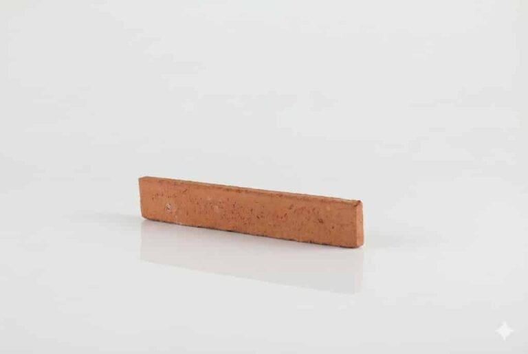 Pieza rectangular de barro cocido en tonalidad roja cálida con superficie texturizada y acabado rústico, presentada sobre fondo neutro.