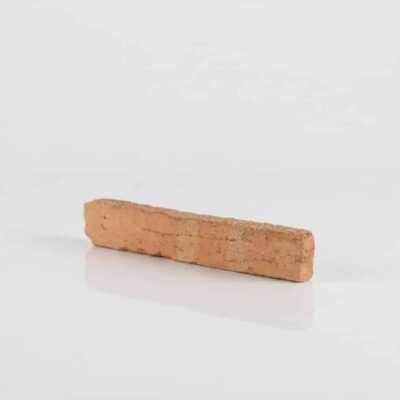 Pieza rectangular de barro cocido con textura rústica y tonos cálidos beige-anaranjado, acabado mate natural characteristic de terracota manual detonificada.