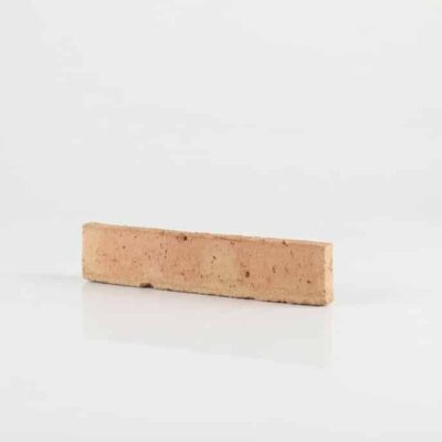 Pieza rectangular de barro cocido con superficie rústica y textura irregular en tonos cálidos destonificados, acabado mate natural.